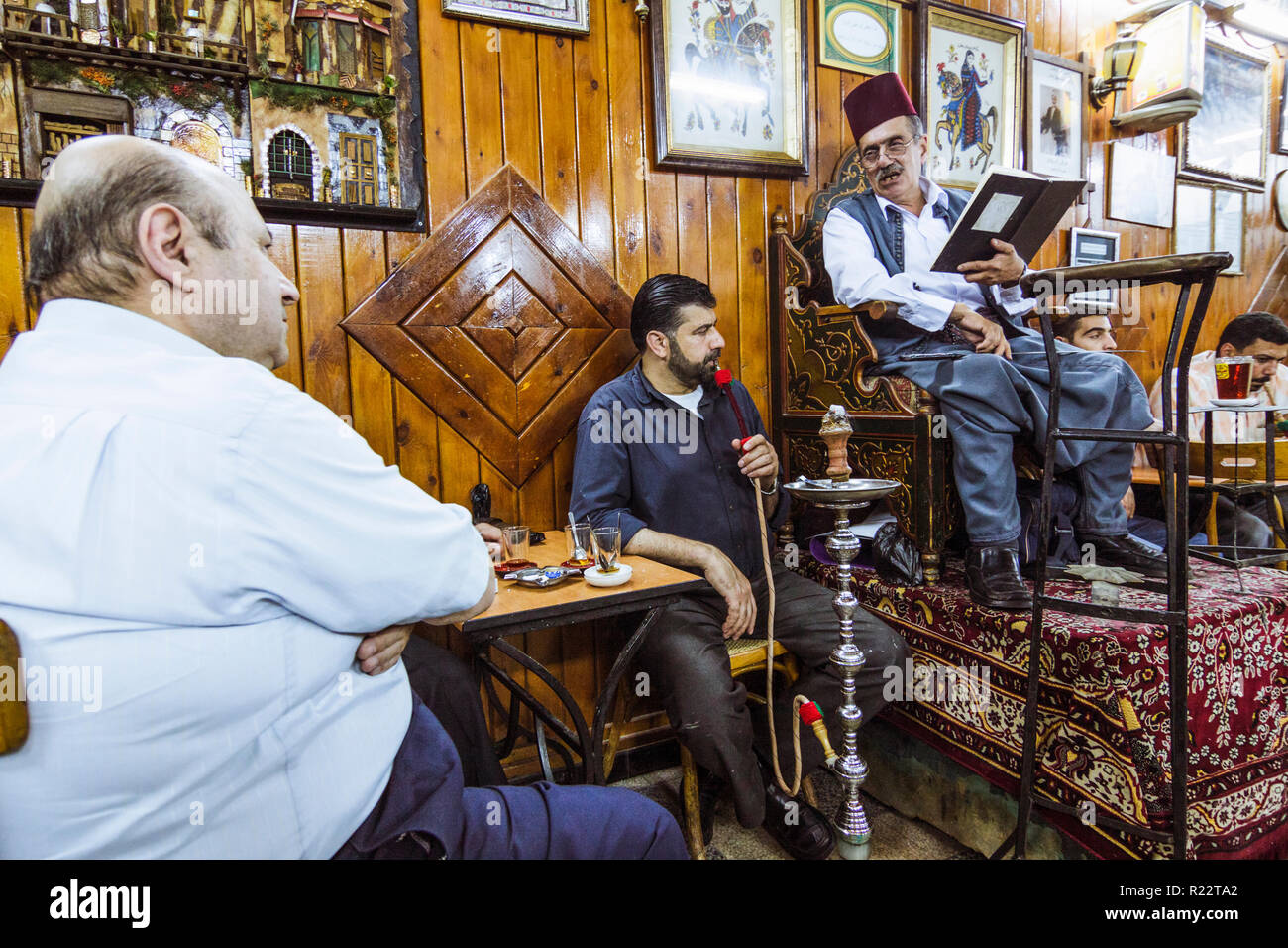 Damasco, Siria, el 1 de junio de 2009 : Abu Shady , el último de los narradores de la legendaria hakawati realizando en Damasco Al Nawfra coffeehouse. Foto de stock