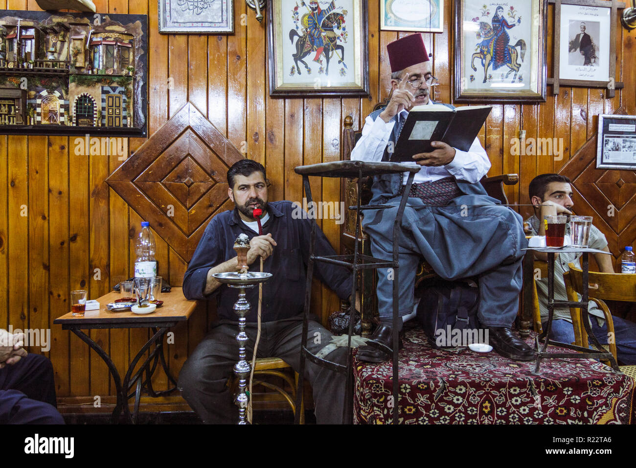 Damasco, Siria, el 1 de junio de 2009 : Abu Shady , el último de los narradores de la legendaria hakawati realizando en Damasco Al Nawfra coffeehouse. Foto de stock