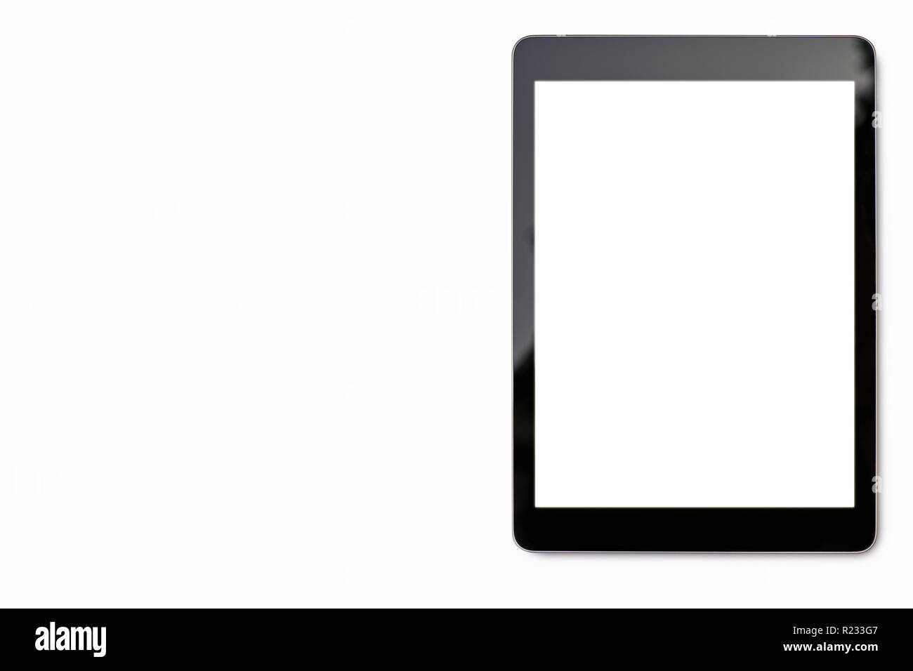 Maqueta de tableta digital sobre fondo blanco con espacio de copia y trazado de recorte de pantalla en blanco fácil sustituir el diseño . Foto de stock