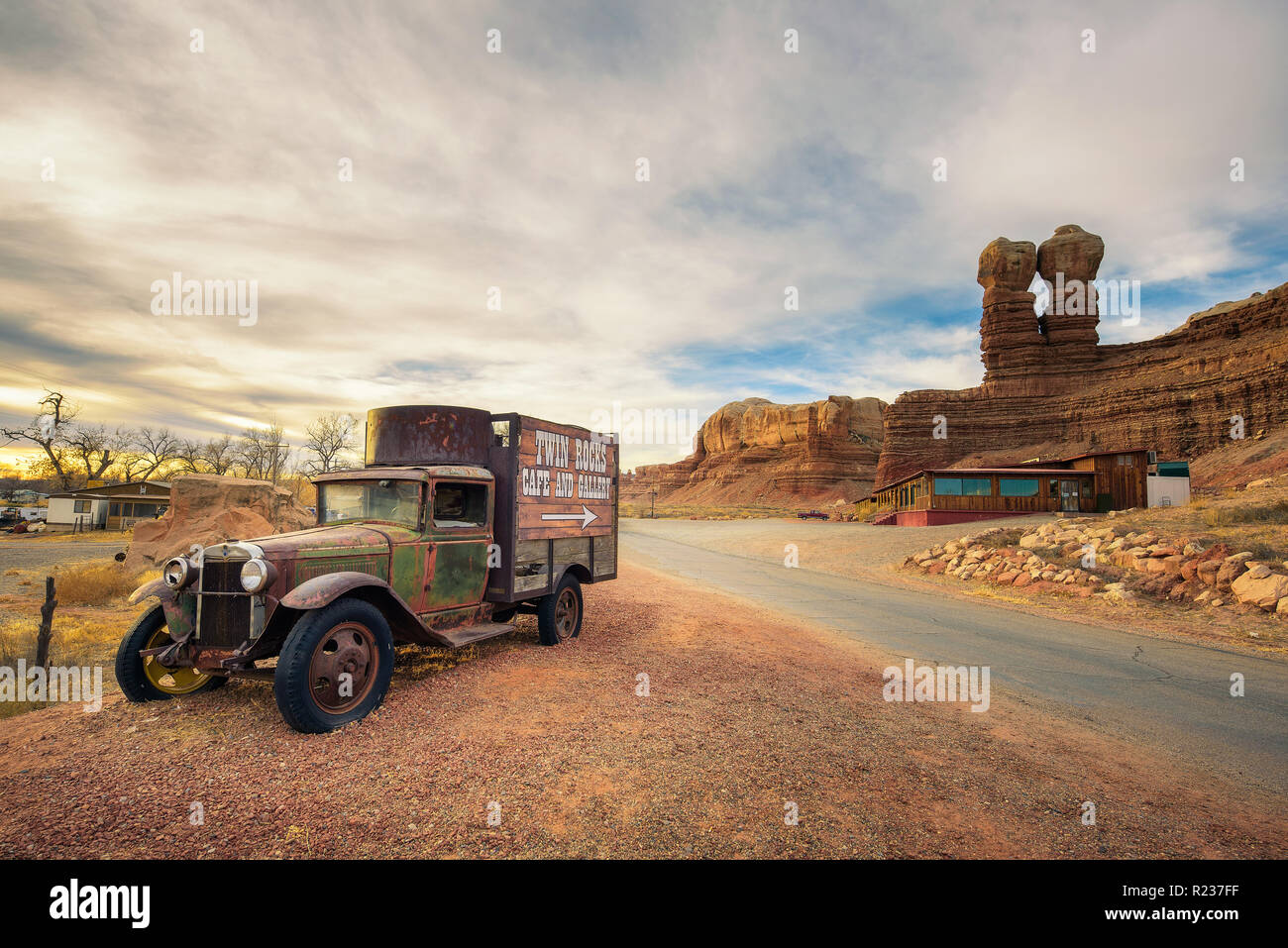 Camión antiguo con la publicidad para el Twin Rocks Café y Galería en Utah Foto de stock