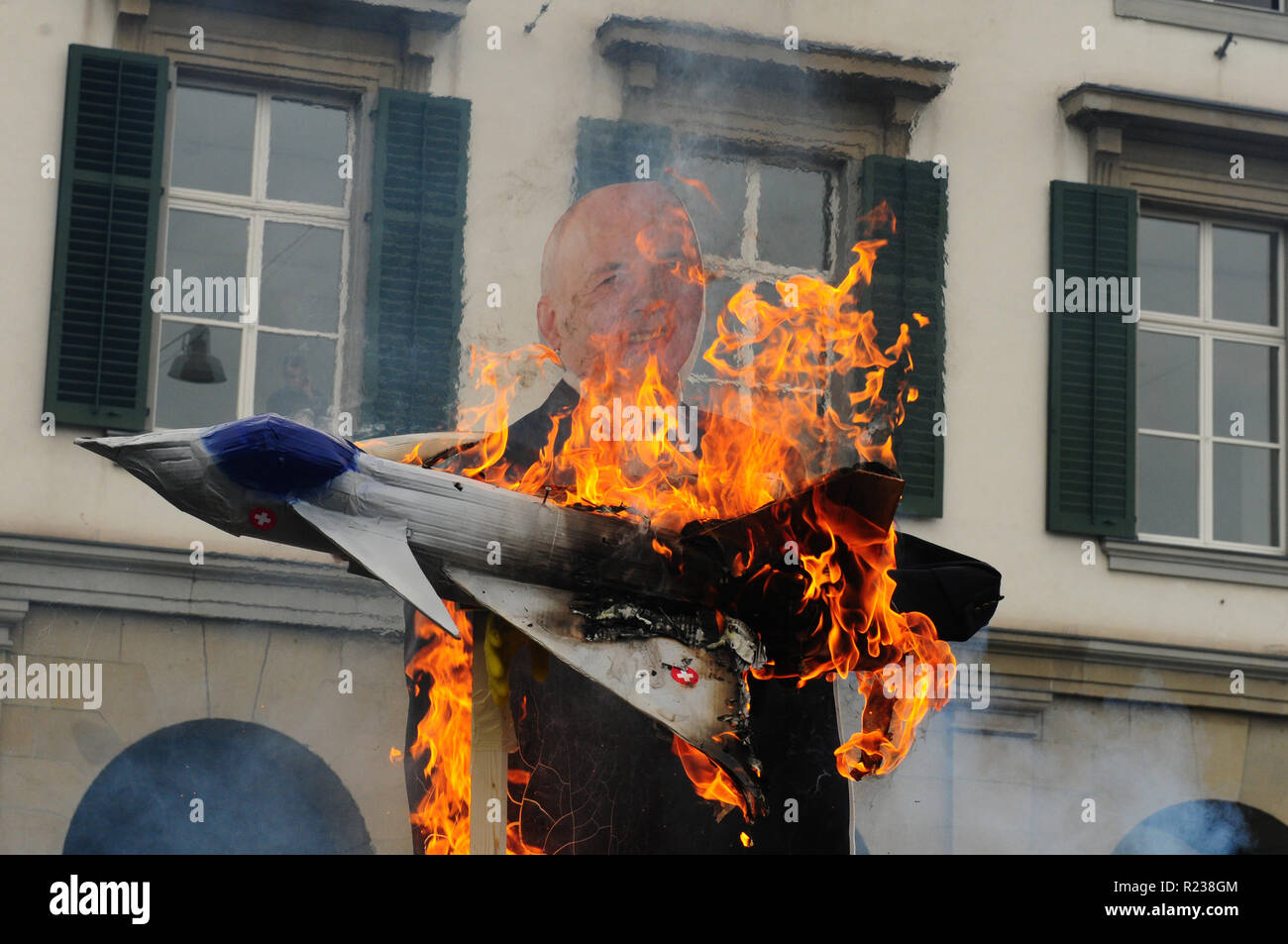 Suiza: un dummy del Consejero Federal Suizo Ueli Maurer con un jet de caza militar ardiendo como una protesta por el arma de aviación militar suizo Foto de stock