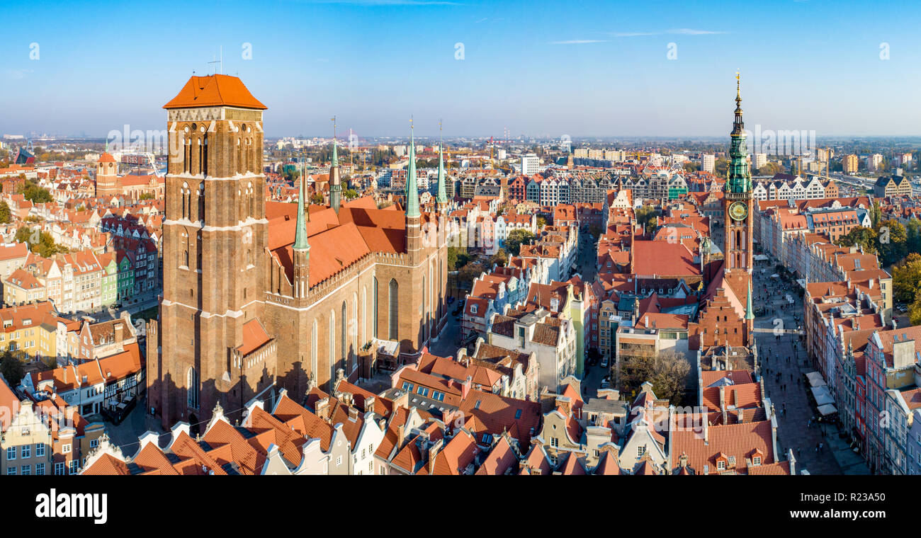 Gdansk, Polonia. Panorama de la ciudad vieja con la iglesia de Santa María, la torre del ayuntamiento, la calle Dluga (Largo), y antiguas casas históricas. Vista aérea de la luz del atardecer Foto de stock