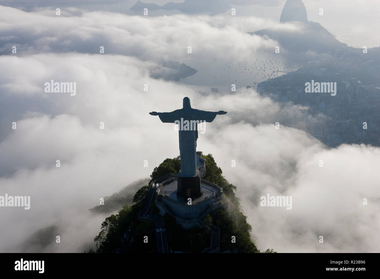 La gigantesca estatua Art Decó de Jesús, conocido como el Cristo Redentor (Cristo Redentor), en la montaña de Corcovado en Río de Janeiro, Brasil. Foto de stock