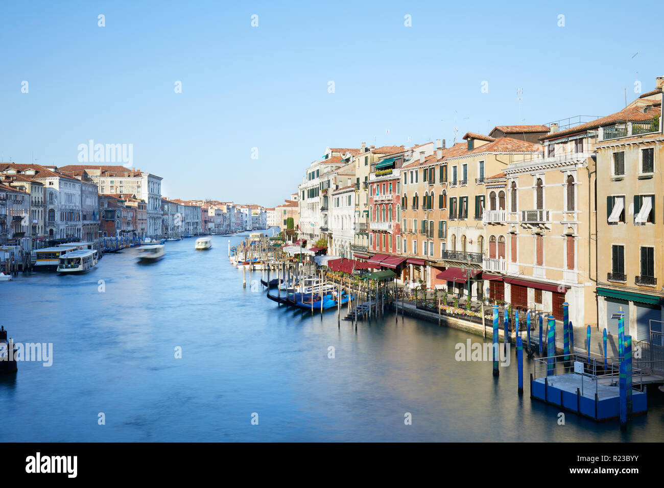 Gran Canal de Venecia, en una mañana soleada, el azul claro del cielo en verano en Italia Foto de stock