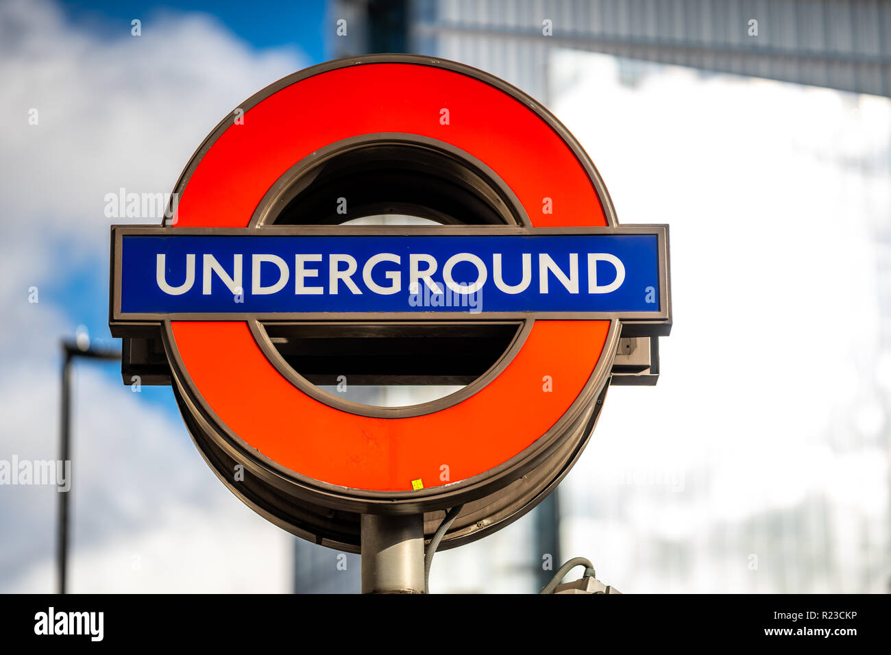 Londres - 13 de noviembre : Transporte de Londres utilizando el metro símbolo logo firmar por los sistemas de transporte en Londres en noviembre de 2018, en Londo Foto de stock