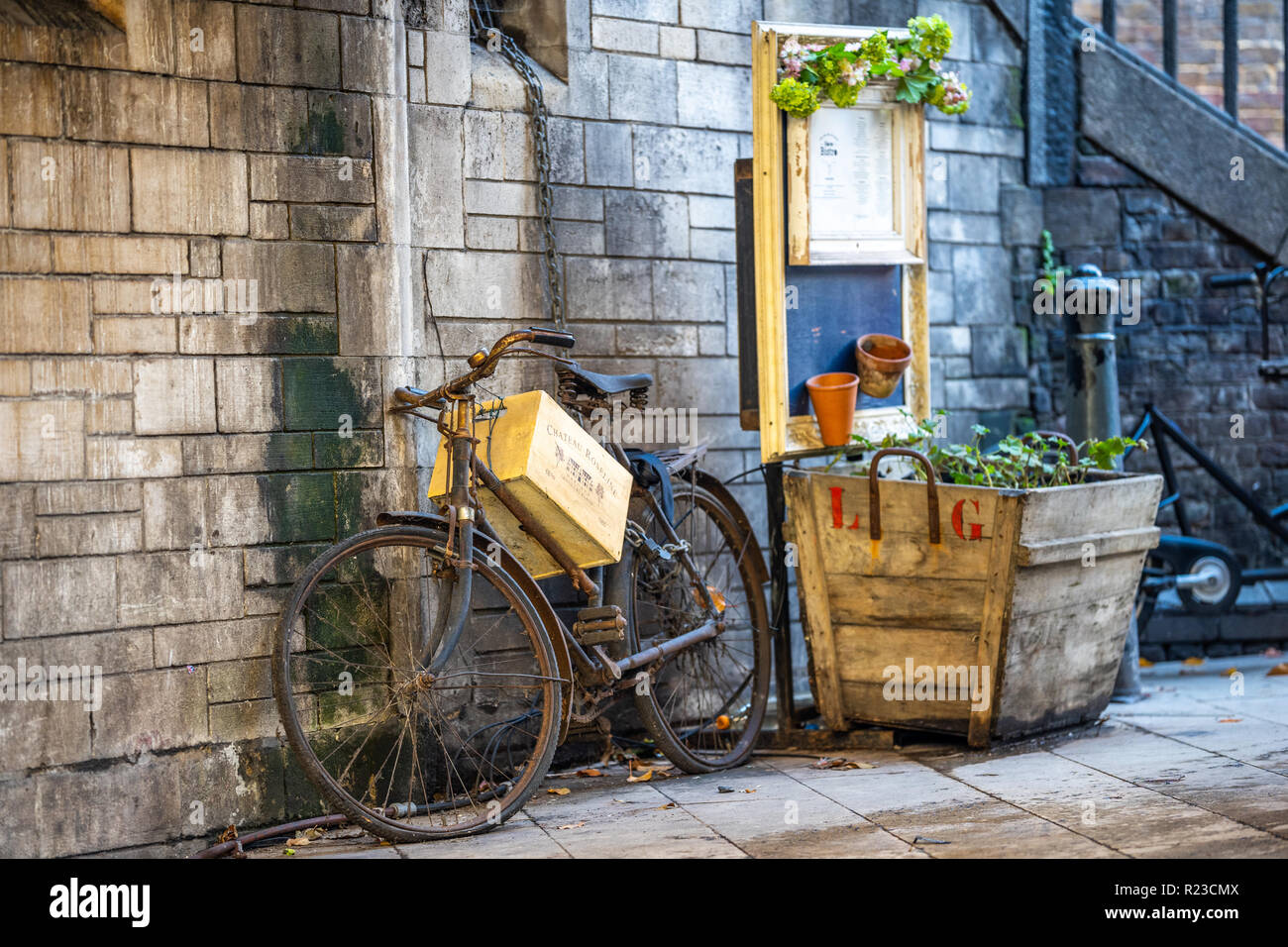 https www alamy es vintage moto encadenados a la pared alrededor de hermosas flores y cuadros decorativos image225039946 html