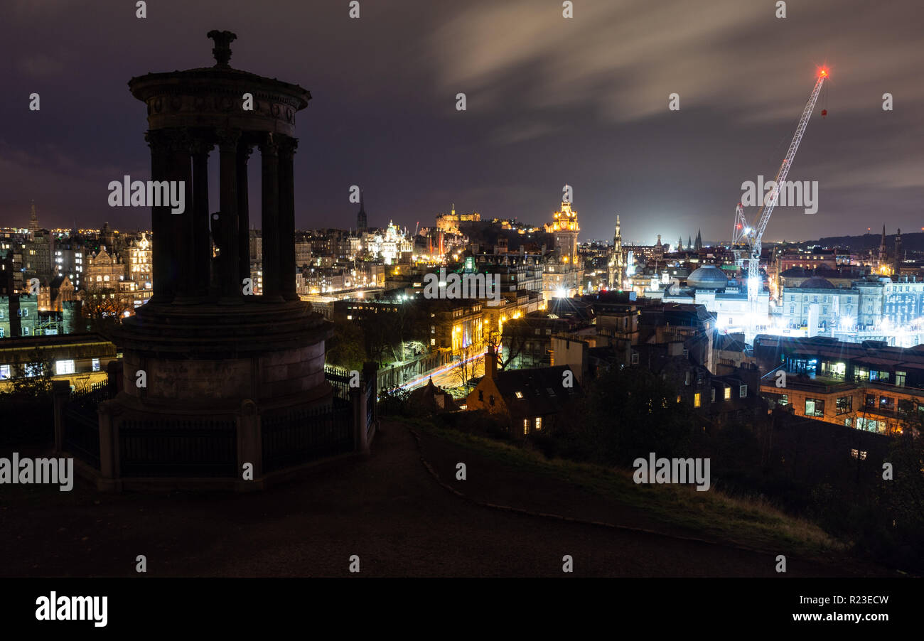 Edimburgo, Escocia, Reino Unido - 2 de noviembre de 2018: calles y monumentos en la ciudad de Edinburgh están iluminados durante la noche, detrás del monumento Dugald Stewart en C Foto de stock