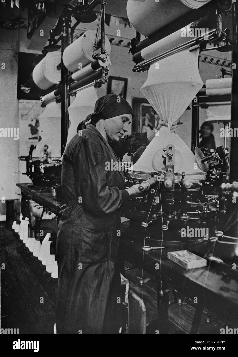 Trabajadora en una planta textil en la URSS (Unión de Repúblicas Socialistas Soviéticas), entre 1935 y 1945 Foto de stock