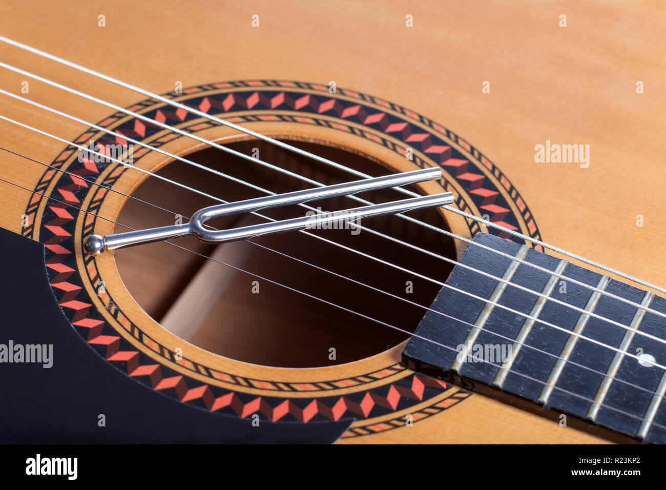 Música diapasón de guitarra acústica con cuerdas de metal Fotografía de  stock - Alamy