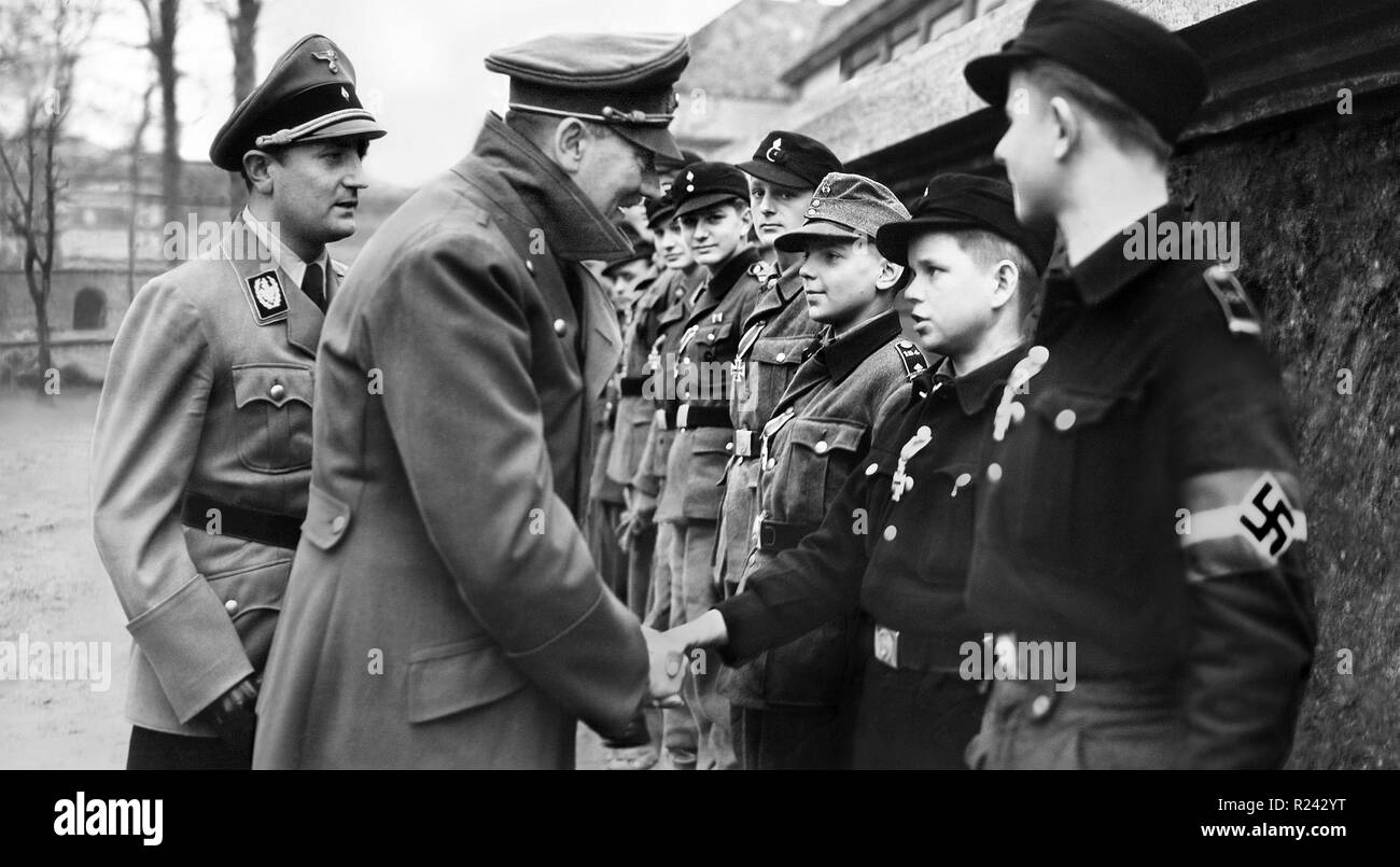 Hitler saluda a los jóvenes reclutas de la Juventud de Hitler custodiando la Cancillería del Reich el 20 de abril de 1945, el día del cumpleaños de Hitler Foto de stock
