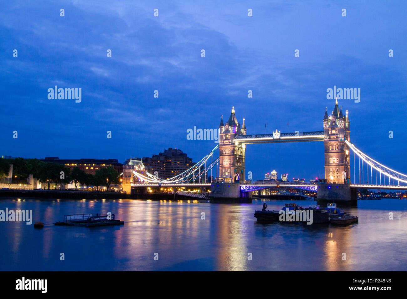 Londres/Inglaterra - 3 de junio de 2014: en la noche del Puente de Londres, Tower Bridge English landmark Foto de stock