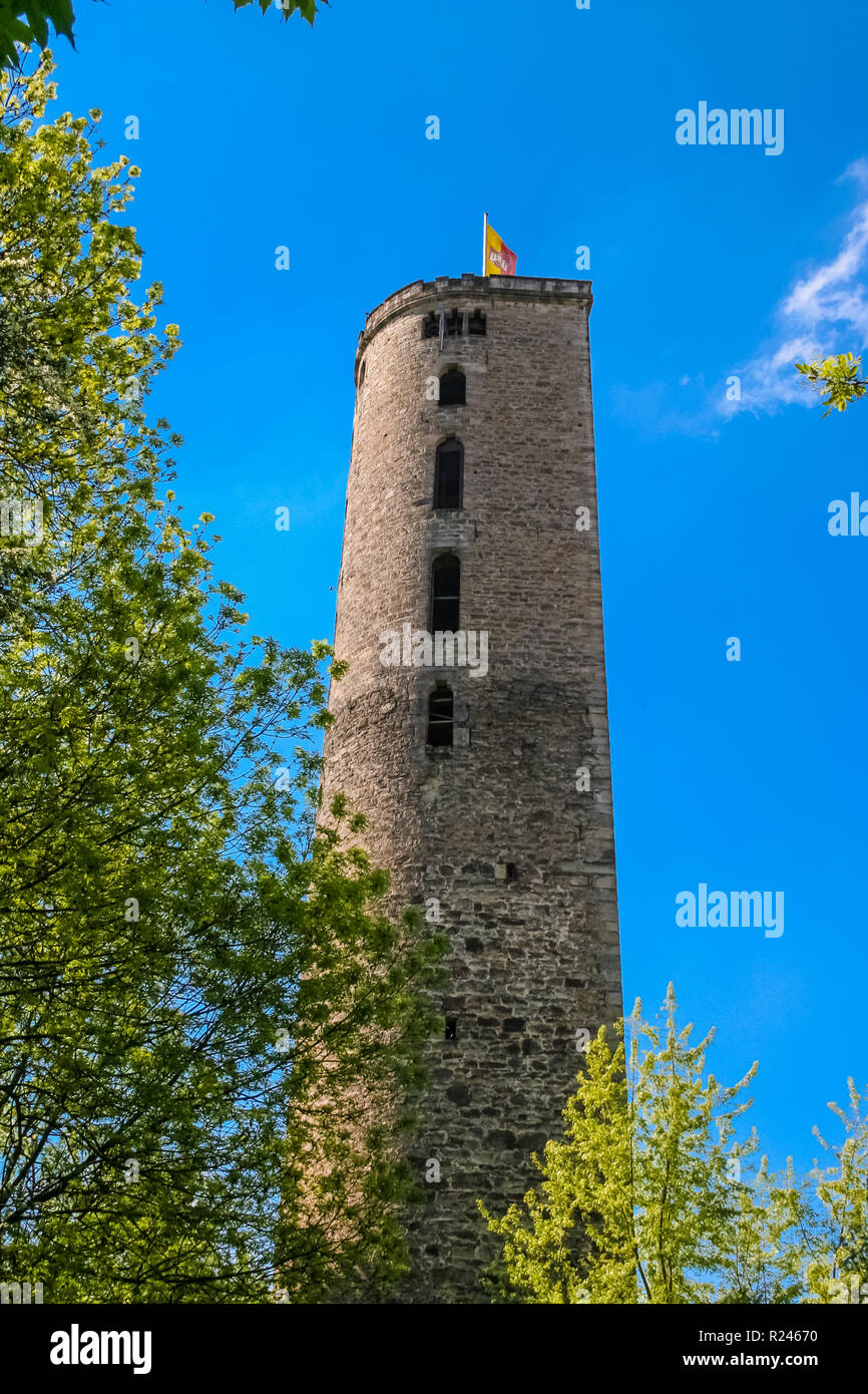 Bonita vista de la Hampesche Turm, una forma de herradura o D-shaped Wall tower de Hann. Münden, una ciudad de la Baja Sajonia, Alemania. La torre es un mural... Foto de stock