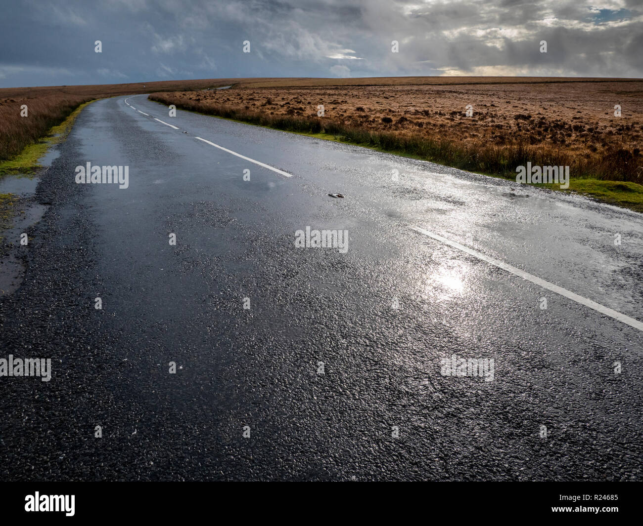 Un vacío, abrir camino en tiempo húmedo en Exmoor National Park Devon UK Foto de stock