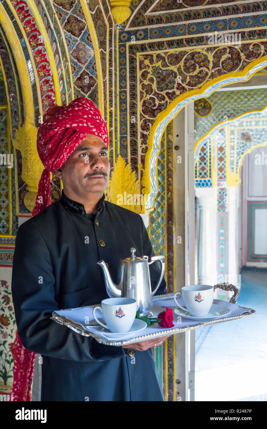 Camarero llevando la bandeja de té en el pasillo, ornamentado palacio de Samode, Jaipur, Rajasthan, India, Asia Foto de stock