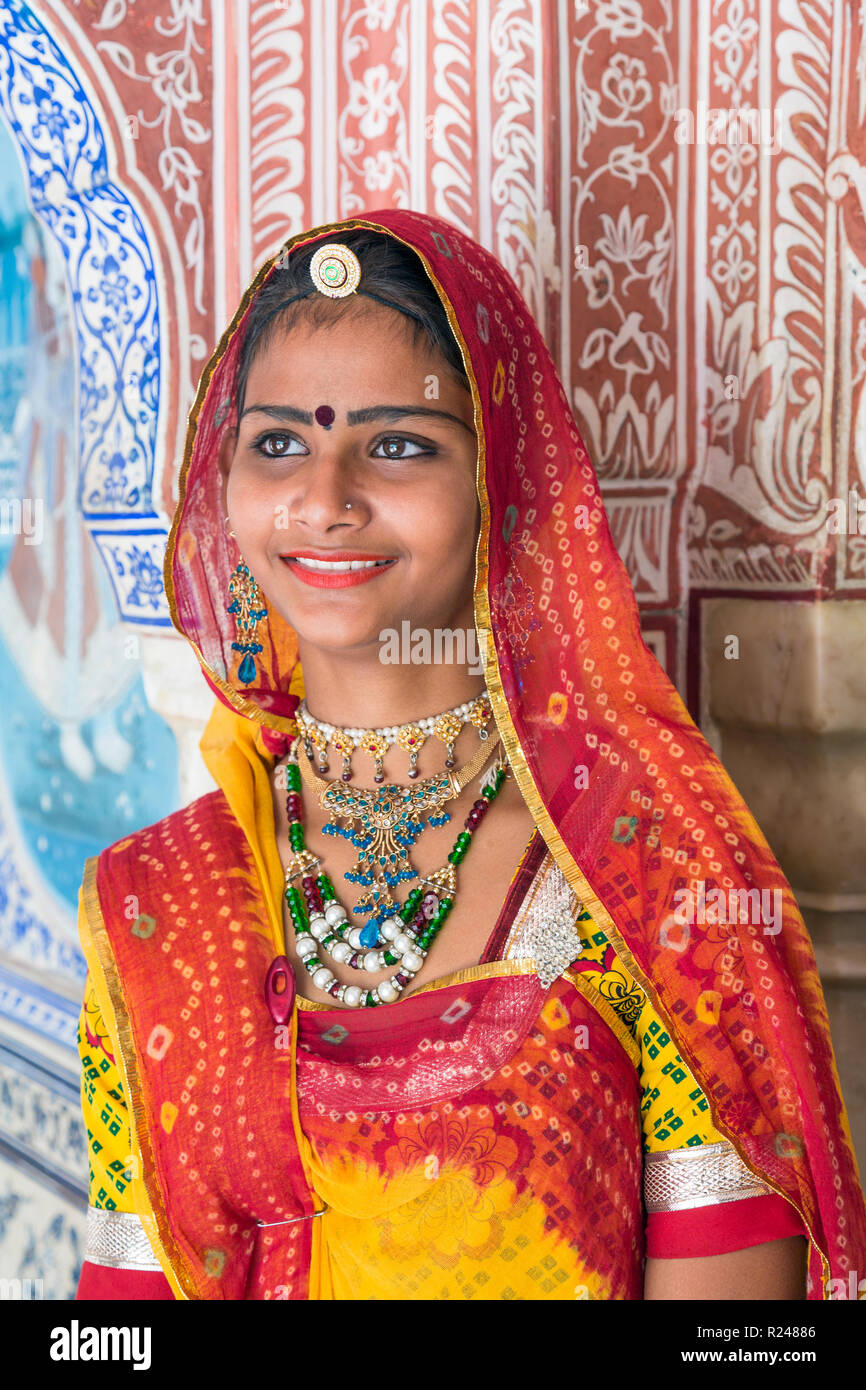 Señora vistiendo un colorido sari en pasaje ornamentado, Samode Palace, Jaipur, Rajasthan, India, Asia Foto de stock