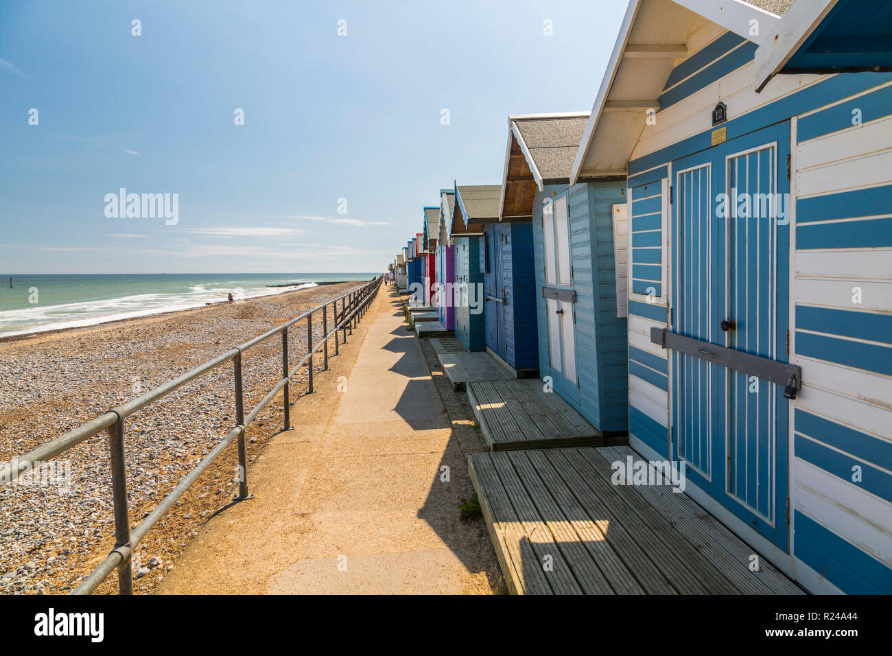 Vista de coloridas casetas de playa en un día de verano, Cromer, Norfolk, Inglaterra, Reino Unido, Europa Foto de stock