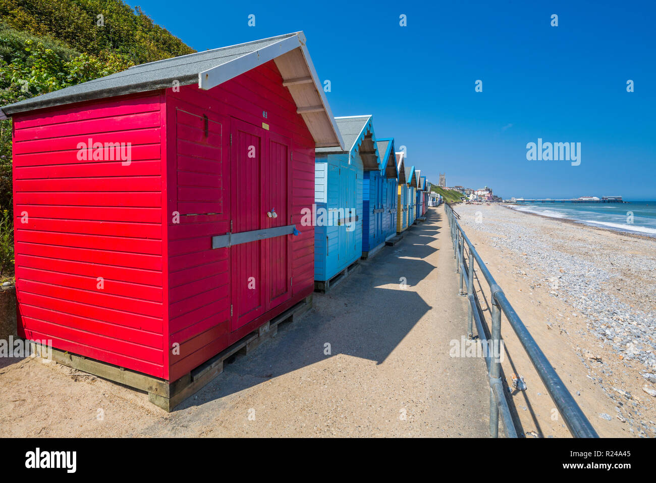 Vista de coloridas casetas de playa en un día de verano, Cromer, Norfolk, Inglaterra, Reino Unido, Europa Foto de stock