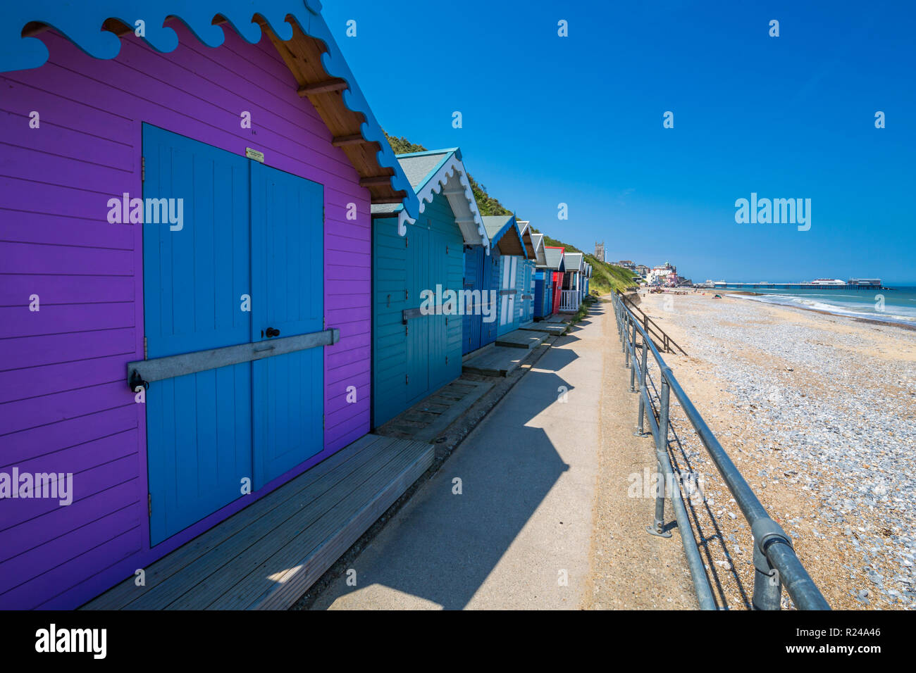 Vista de coloridas casetas de playa en un día de verano, Cromer, Norfolk, Inglaterra, Reino Unido, Europa Foto de stock