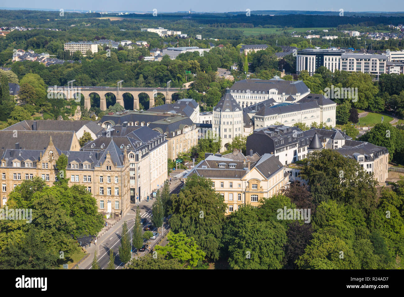 Vista de la ciudad, mirando hacia la Ciudad Judicial y el viaducto del tren, la ciudad de Luxemburgo, Luxemburgo, Europa Foto de stock