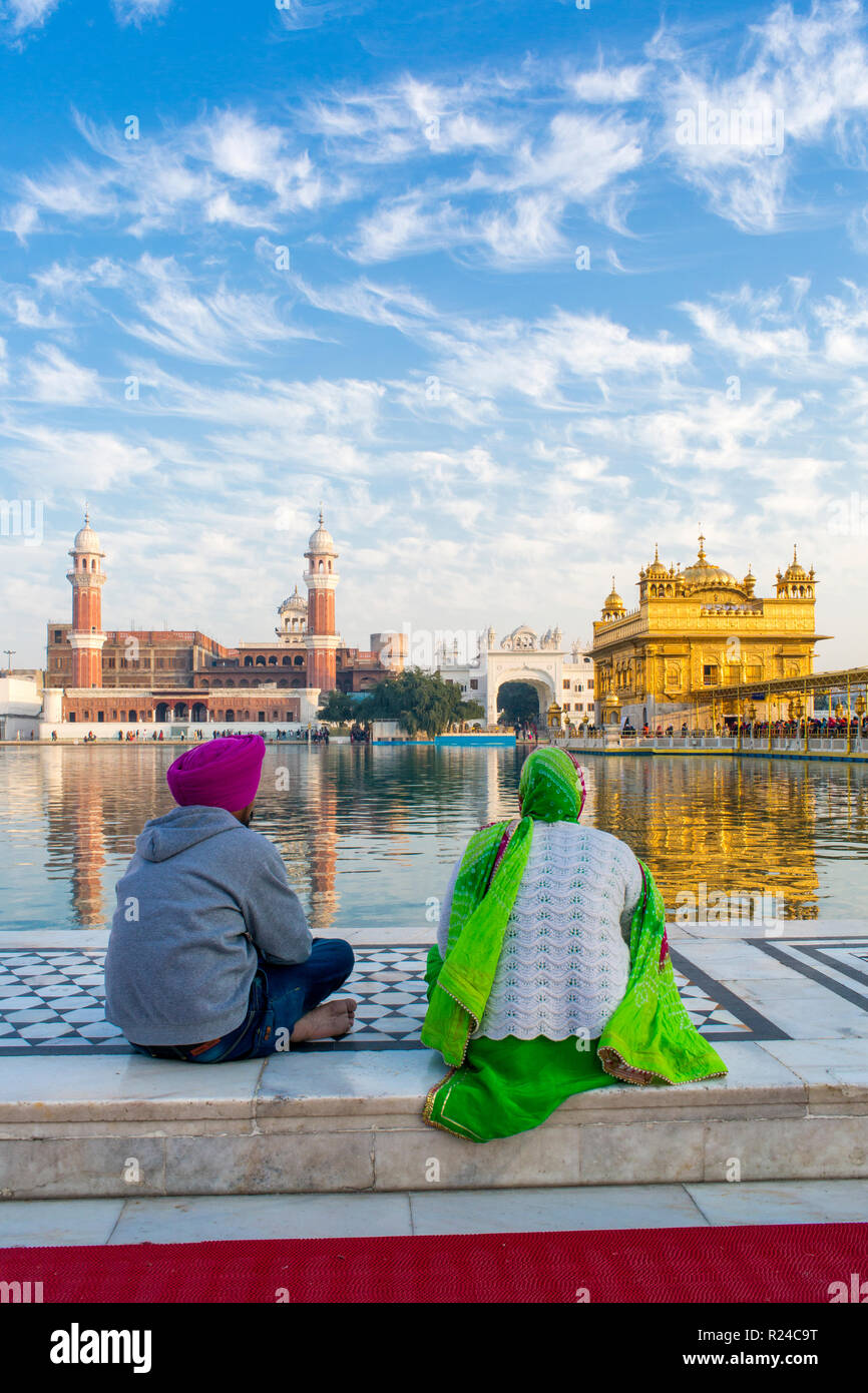 Los Sikhs en el Templo de Oro (Harmandir Sahib) y Amrit Sarovar (piscina de néctar) (Lago de néctar), Amritsar, Punjab, India, Asia Foto de stock