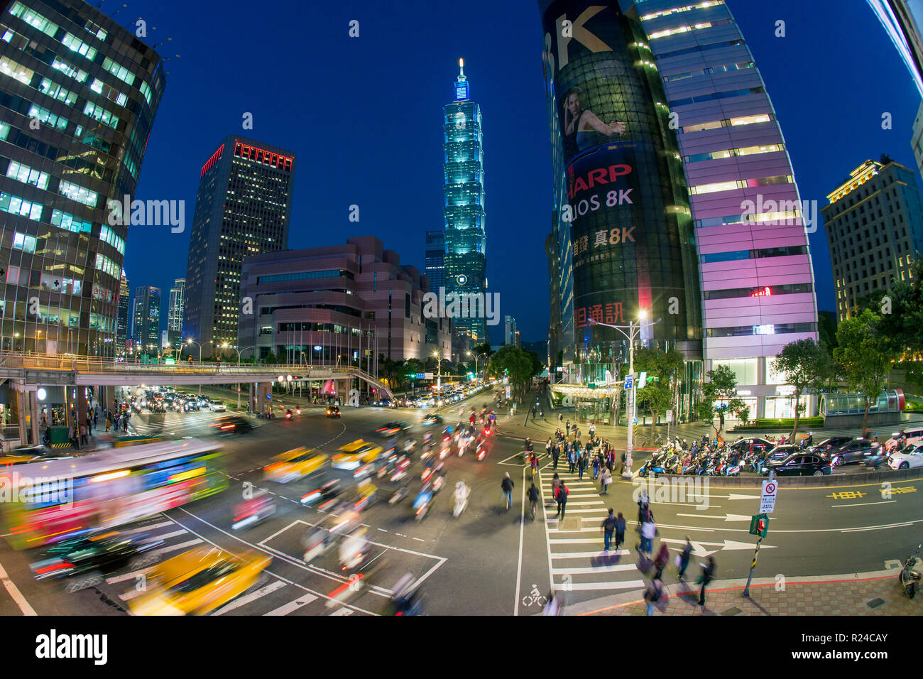 Tráfico en frente de Taipei 101 en una transitada intersección en el distrito de Xinyi, Taipei, Taiwán, Asia Foto de stock