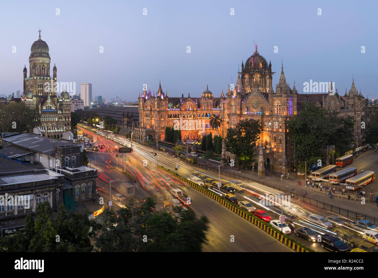 El Chhatrapati Shivaji Maharaj Terminus estación ferroviaria (CSMT), anteriormente Victoria Terminus, Sitio del Patrimonio Mundial de la UNESCO, Bombay, Maharashtra, India, Asia Foto de stock