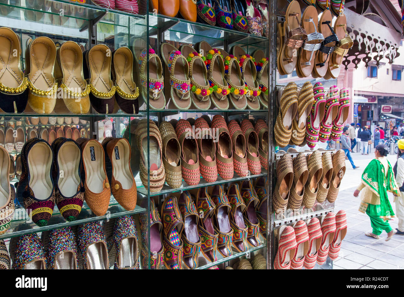 Zapatillas tradicional de la India para la venta, Amritsar, Punjab, India, Asia Foto de stock