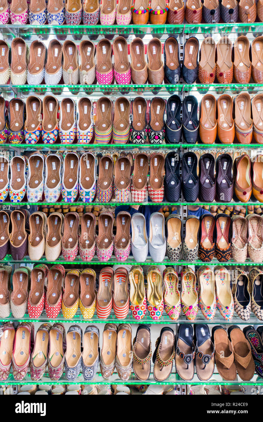 Zapatillas tradicional de la India para la venta, Amritsar, Punjab, India, Asia Foto de stock