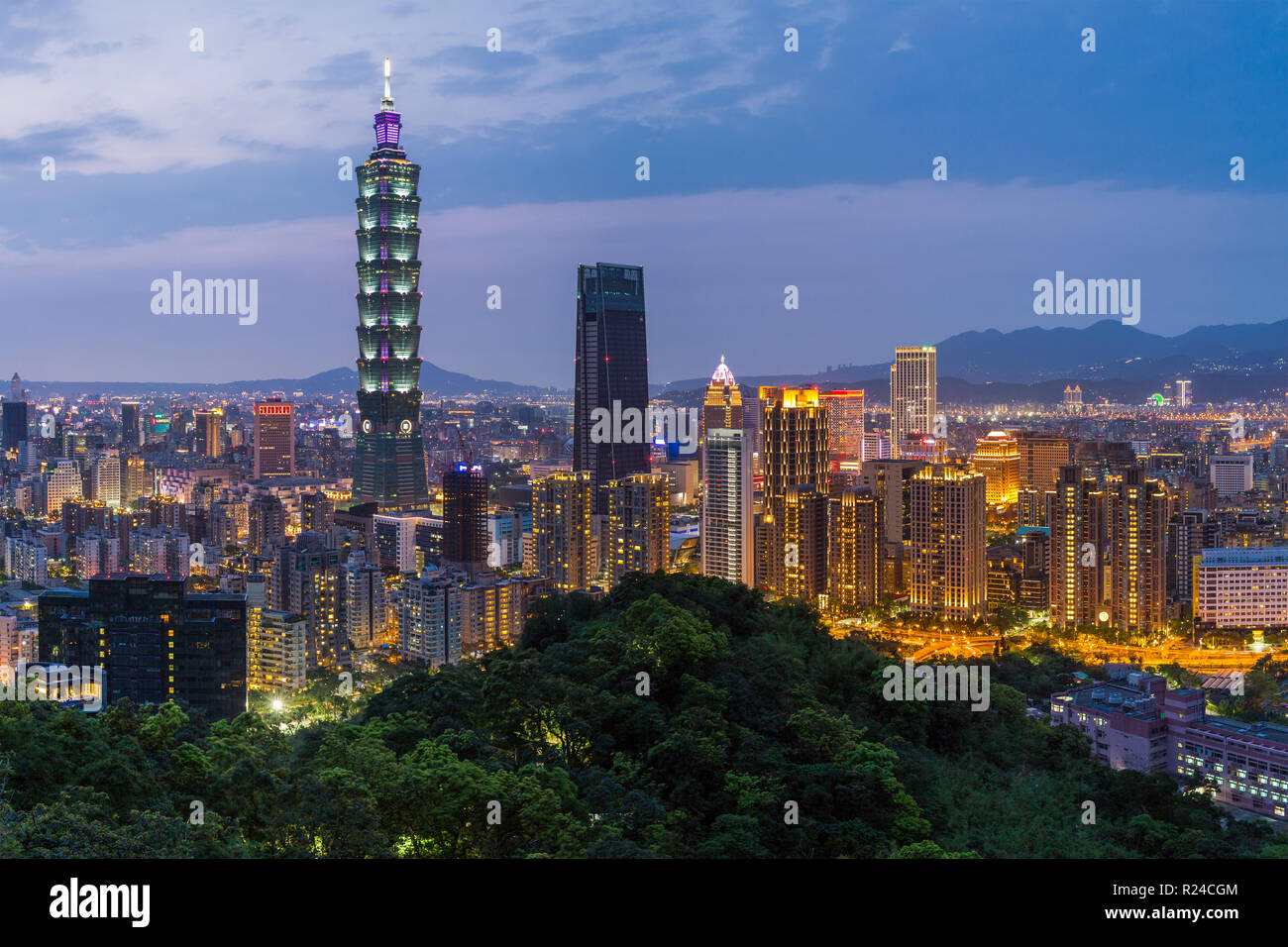 El horizonte de la ciudad y el edificio Taipei 101 en el distrito de Xinyi, Taipei, Taiwán, Asia Foto de stock