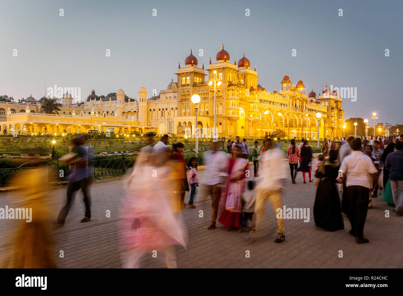 Palacio de la ciudad, la gente caminando fuera del palacio del maharajá, Mysore, Karnataka, India, Asia Foto de stock