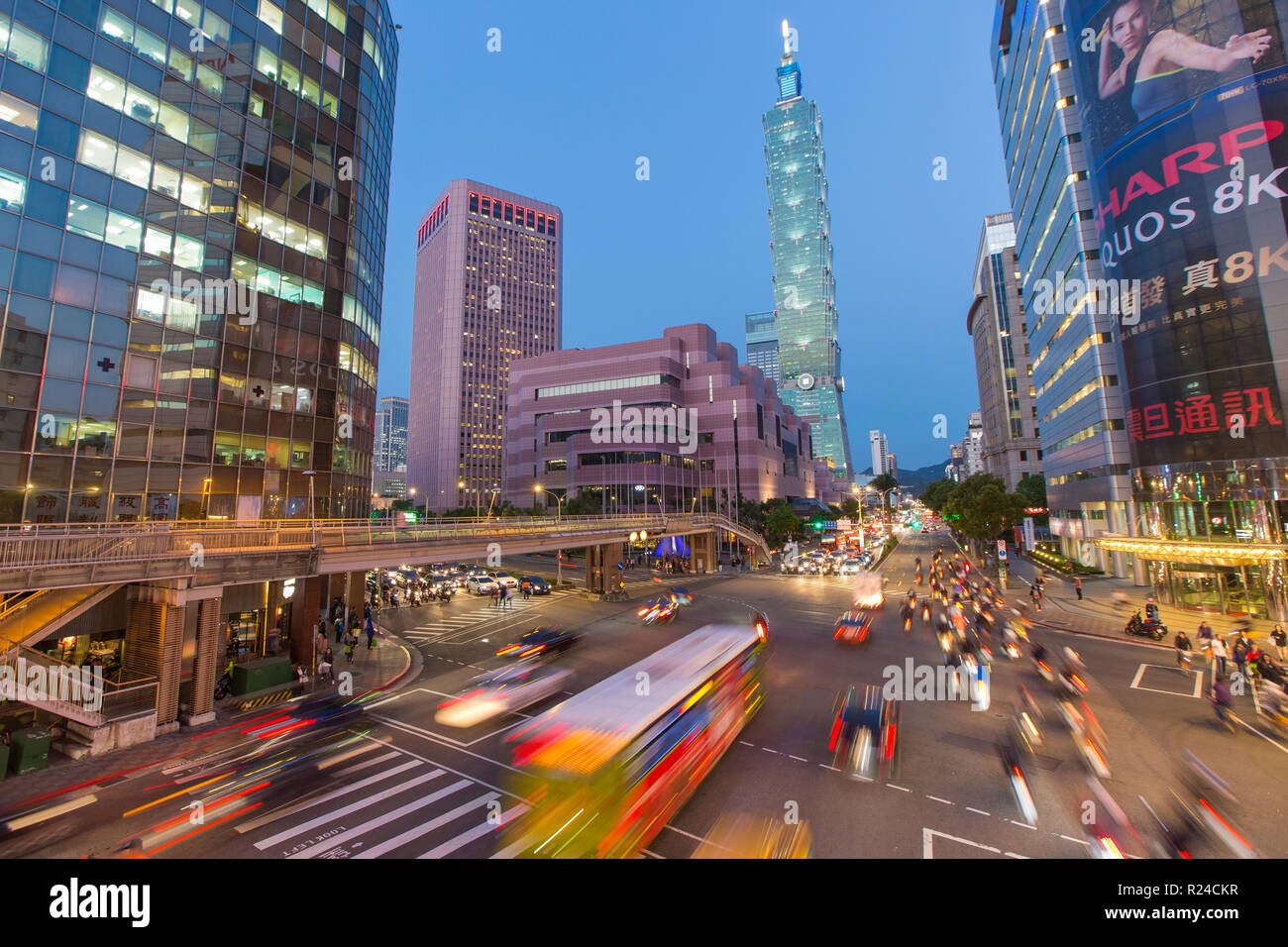 Tráfico en frente de Taipei 101 en una transitada intersección en el distrito de Xinyi, Taipei, Taiwán, Asia Foto de stock