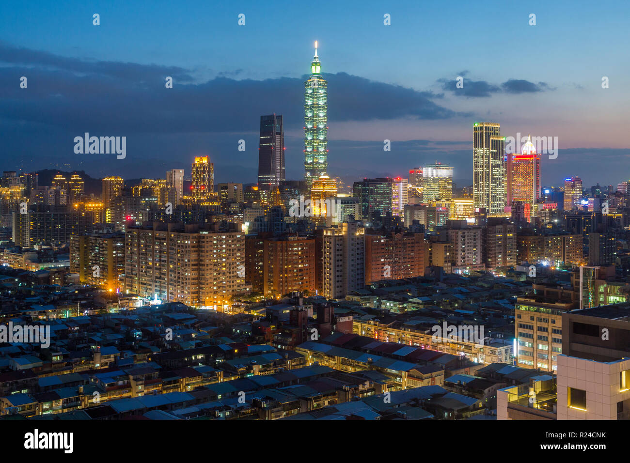 El horizonte de la ciudad y el edificio Taipei 101, Taipei, Taiwán, Asia Foto de stock