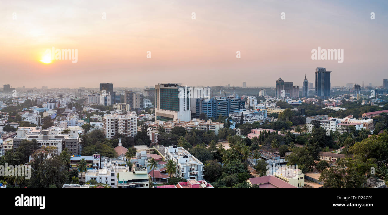 El horizonte de la ciudad de Bangalore (Bangaluru), capital del estado de Karnataka, India, Asia Foto de stock