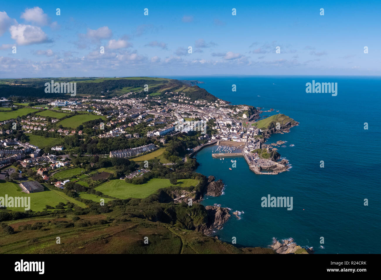Vista aérea de la ciudad y al norte de la costa de Devon, Ilfracombe, Devon, Inglaterra, Reino Unido, Europa Foto de stock