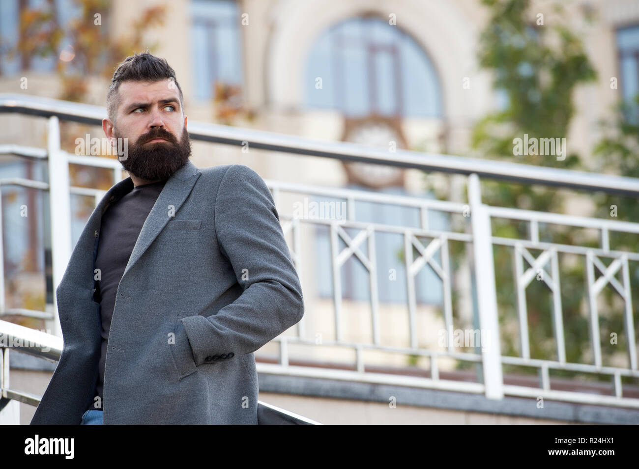 El hombre barbado hipster elegante apariencia esperando a alguien. Seguro  hipster. Hipster espera confiada reunión al aire libre. Barbado hipster  espere partner. Ropa informal y confortable para el otoño la fecha  Fotografía