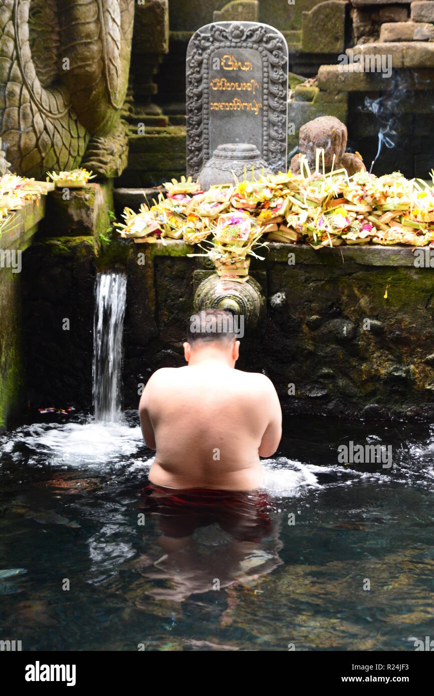 Baño Purificador en Tirta Empul. Tampaksiring. Bali. Indonesia Fotografía  de stock - Alamy