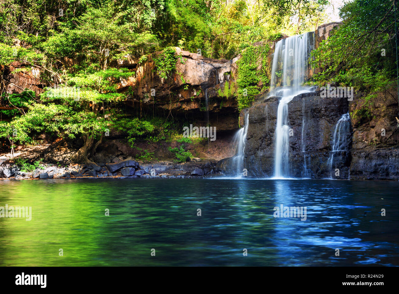 Cascada Escondida en la selva tropical Foto de stock