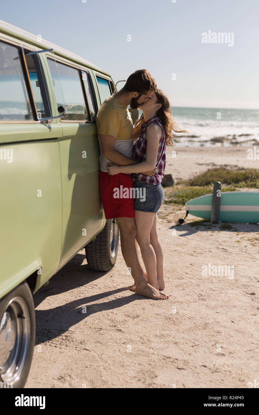Couple kissing van fotografías e imágenes de alta resolución - Alamy Couple kissing van fotografías e imágenes de alta resolución - Alamy