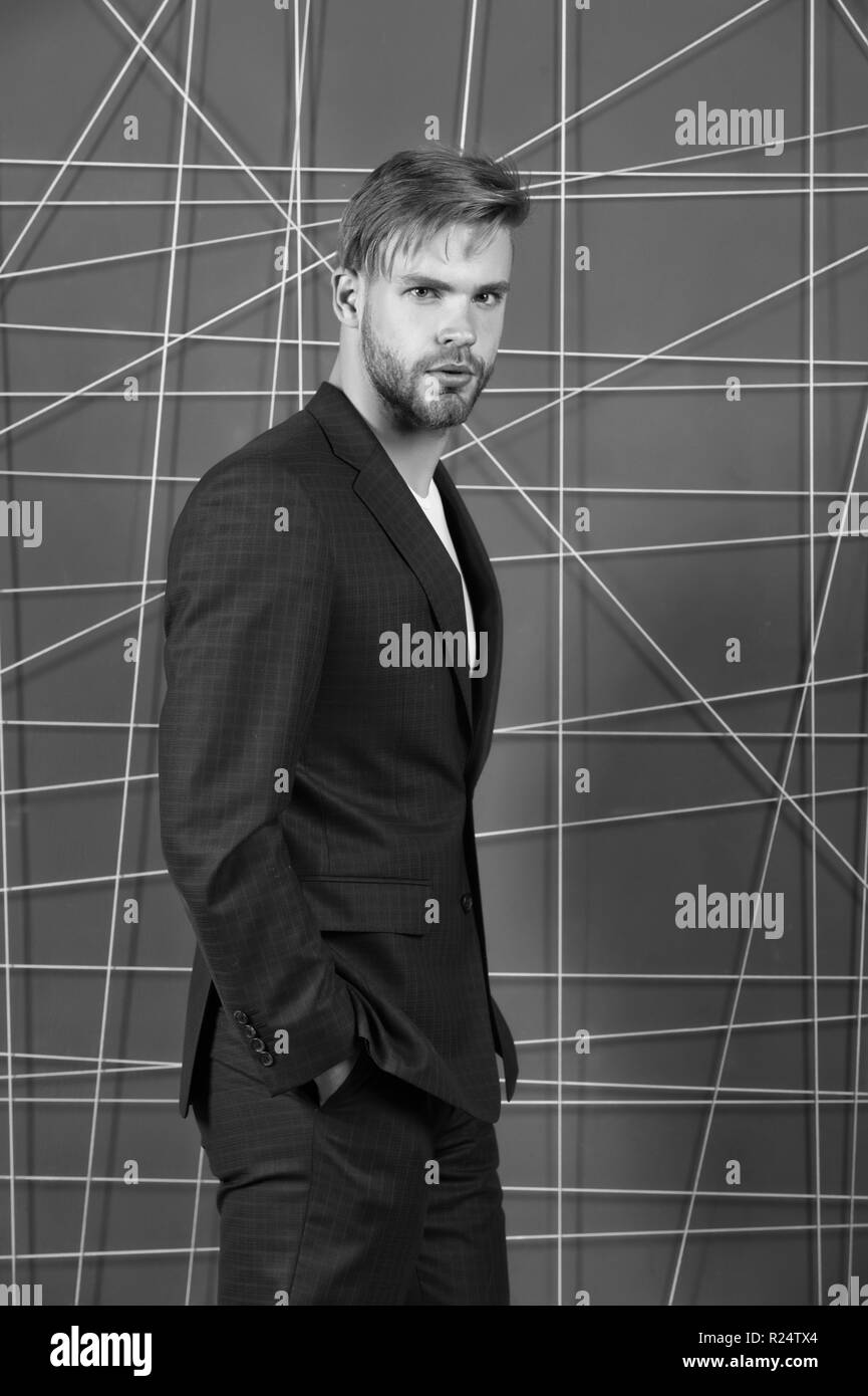 La moda masculina. Hombre ropa formal parece guapo y seguro. Ropa y  vestuario elegante concepto. Indumentaria adecuada influencia reputación en  la sociedad. Hombre o empresario desgaste clásico traje azul oscuro  Fotografía de
