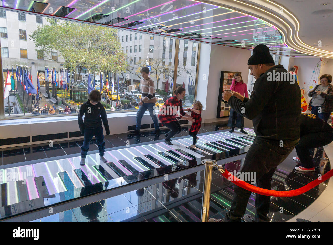 Nueva York, Estados Unidos. El 16 de noviembre de 2018. Los "grandes" de la  música de piano en el emporio de juguetes FAO Schwarz, visto en su  inauguración, el viernes, 16 de