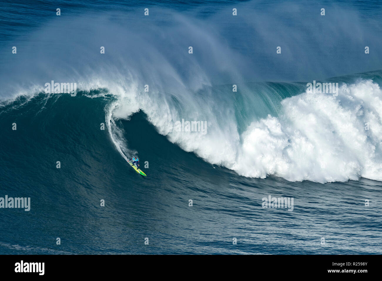Big Wave surfer Jamie Mitchell (AUS) es visto montando una onda durante el reto de Nazaré, Portugal. La primera etapa (Nazaré Challenge) de la Liga Mundial de Surf (WSL) Big Wave Tour tuvo lugar en Nazaré, Portugal. Surfista Sudafricano Grant Baker ganó la competencia portuguesas. Foto de stock