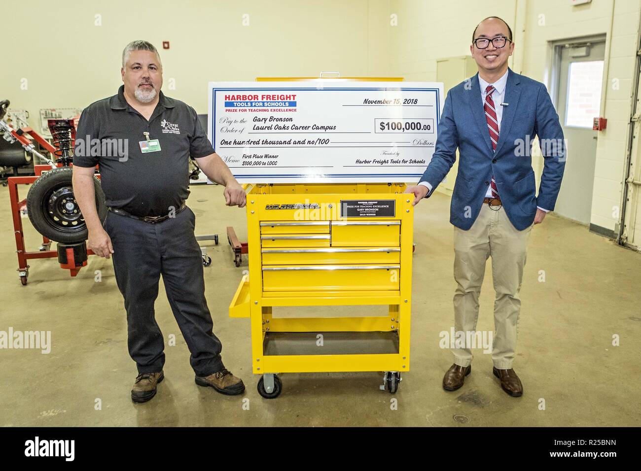 Wilmington, Ohio, EE.UU. 16 Nov, 2018. Gary Bronson, izquierda, acepta una  comprobación de 100.000 dólares y un gigante toolbox de Tae Kang, a la  derecha, con el Harbor Freight Tools para escuelas,