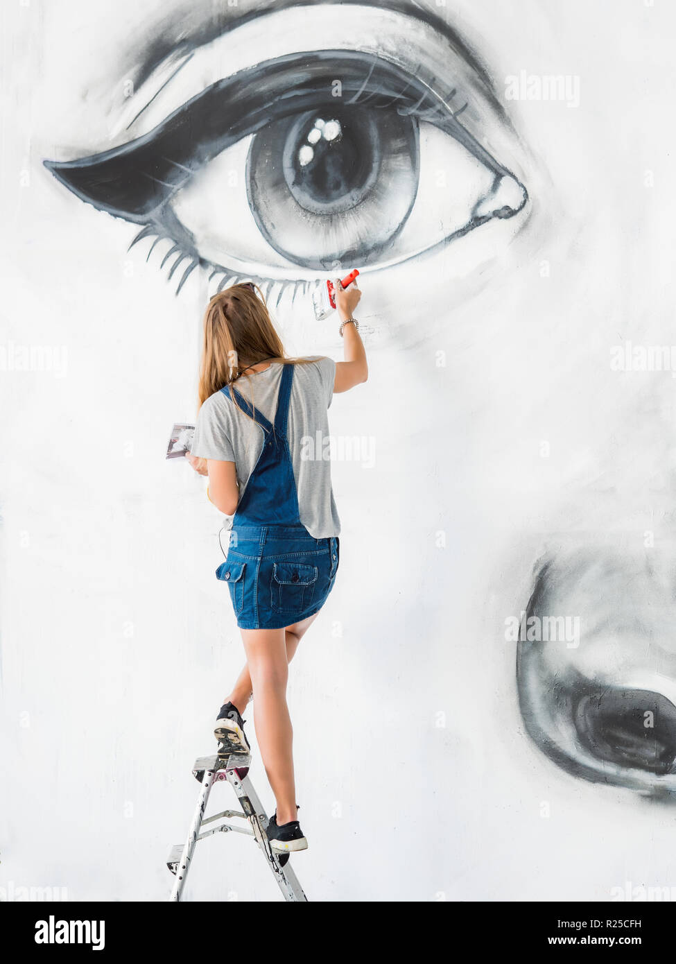 Dibujo Del Artista De Graffiti Rostro De Mujer Hermosa Con Pintura