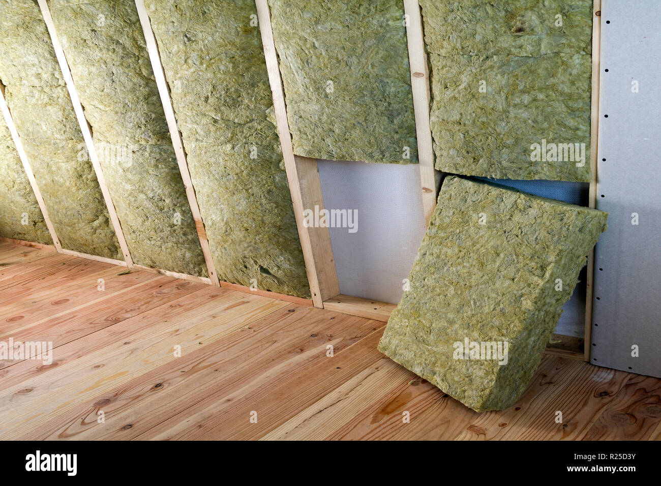 Bastidor De Madera Para Futuras Paredes Con Placas De Yeso Con