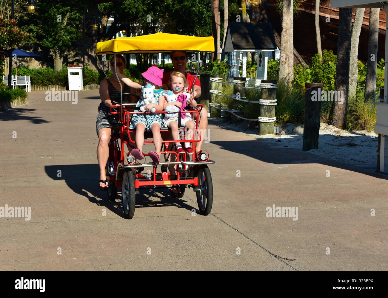 Orlando, Florida, el 10 de octubre de 2018 familia con dos chicas guapas,  disfrutando de un paseo en bicicleta de Surrey en Lake Buena Vista  Fotografía de stock - Alamy