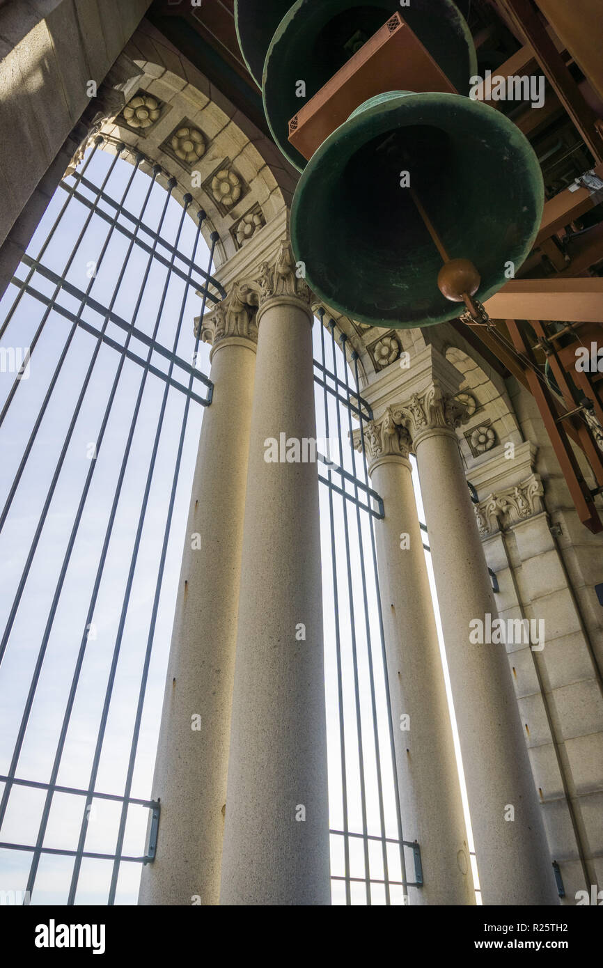 Noviembre 19, 2017 Berkeley/CA/USA - carillón y altos arcos en la parte superior de la Campanile (torre Sather), San Francisco Bay Area Foto de stock