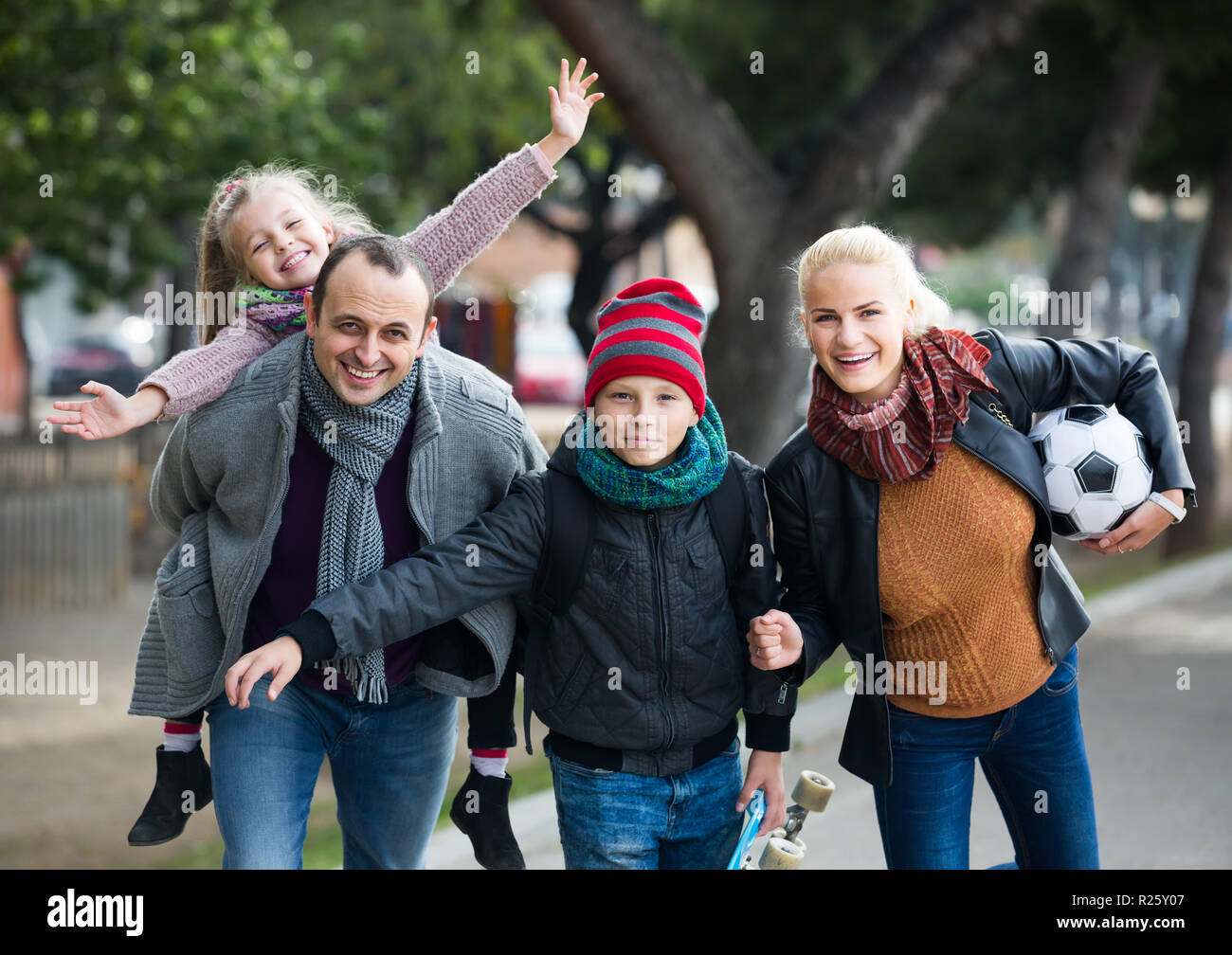 Unión cónyuges con hijos adultos posando en el parque de otoño y sonriente Foto de stock