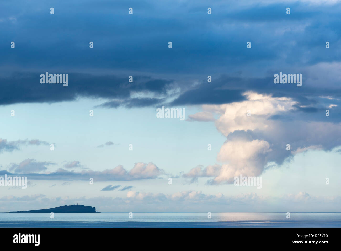 La formación de nubes sobre el Mar del Norte con Copinsay Isla, Continental, las Islas Orkney, Escocia, Reino Unido Foto de stock