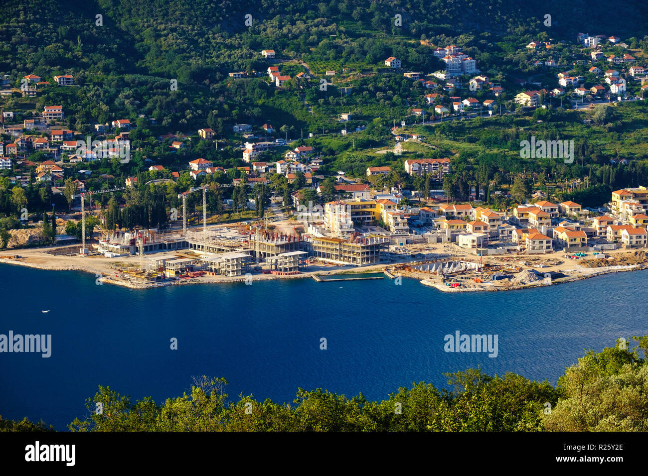 Sitio de construcción del complejo hotelero Portonovi de Kumbor, cerca de Herceg Novi, vista desde el exterior Lustica península bahía de Kotor Foto de stock