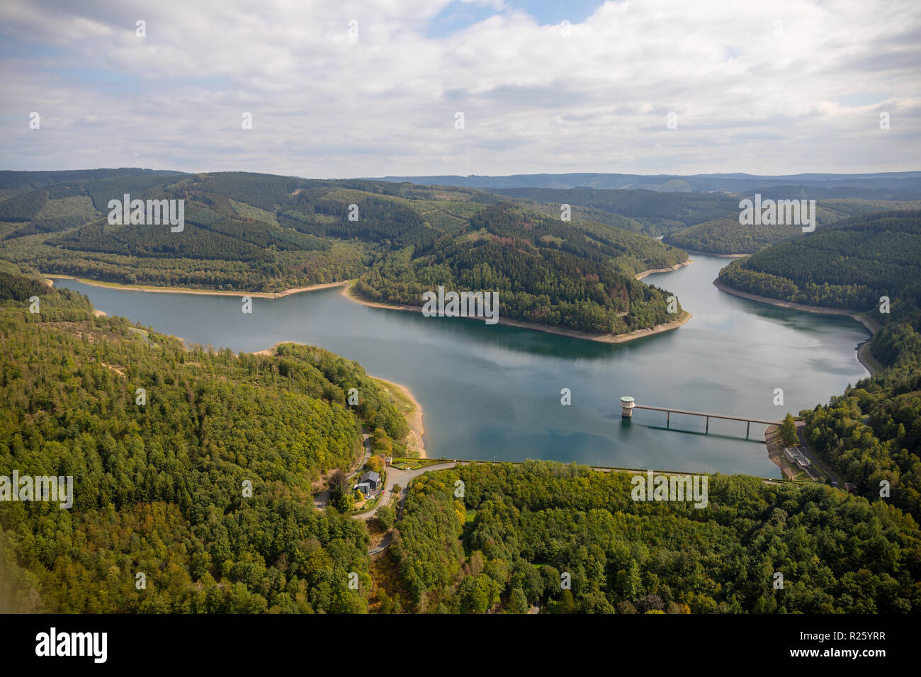 Vista aérea, lago artificial, Obernaut dam, Netphen, Siegerland, Renania del Norte-Westfalia, Alemania Foto de stock